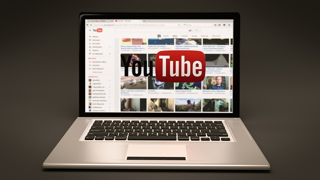 Questa immagine rappresenta un computer con scritto youtube sullo schermo che verra usato per aprire un cash cow channel